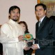 ปาเกียวเข้าพบอภิสิทธิ์มอบเข็มขัดแชมป์จำลอง-นวมพร้อมลายเซ็นให้